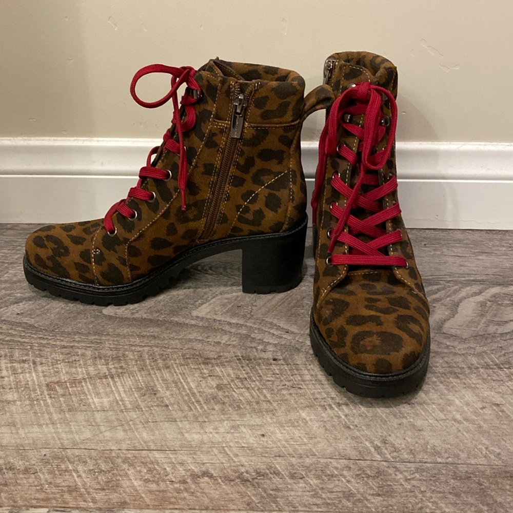 VINCE CAMUTO GAIANA SUEDE LEOPARD LACE UP ANKLE BOOT SIZE 7